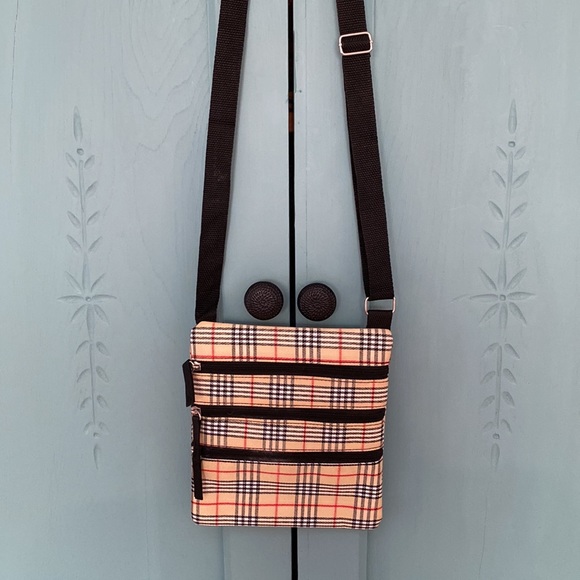 Plaid Crossbody Bag. Black Strap and zippers. 3 pockets on one side/1 on other - Picture 2 of 13